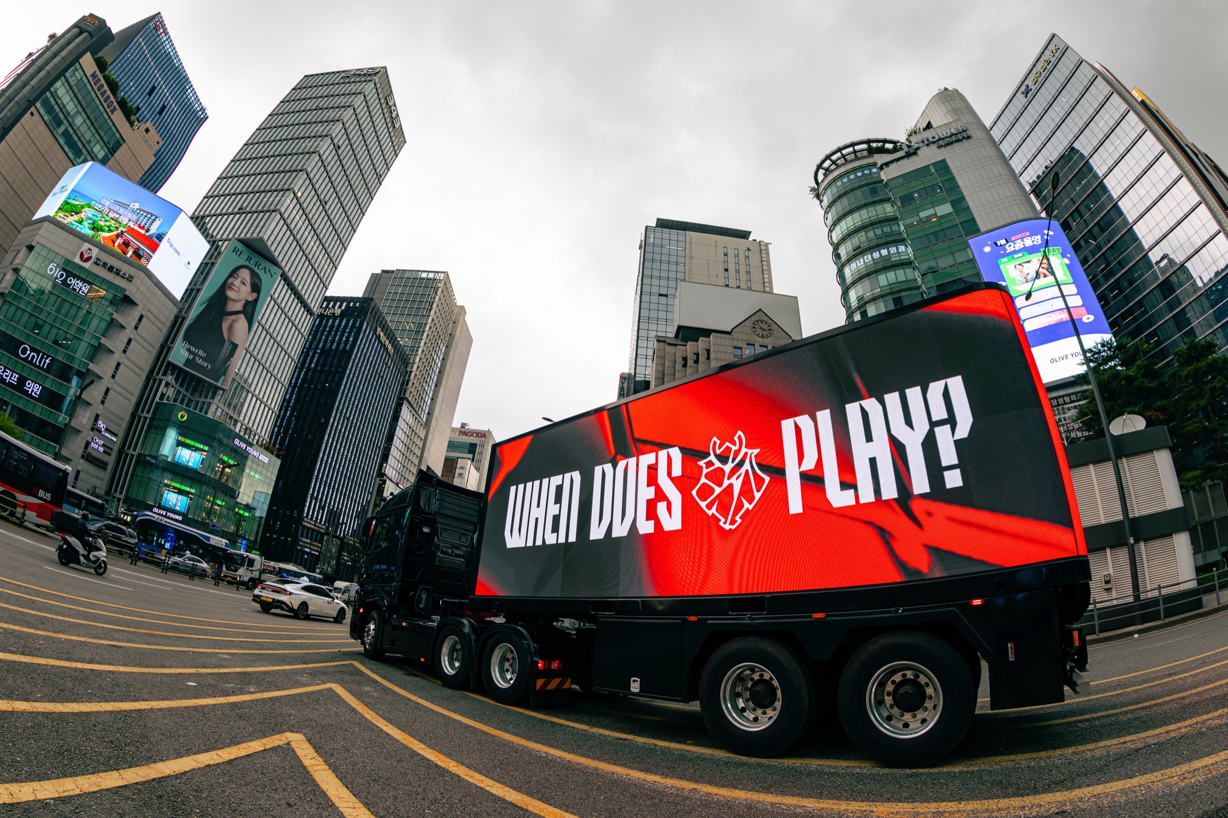 서울 강남에서 G2 Esports 캠페인을 송출하는 LEDF NURLY 이동형 LED 트럭
