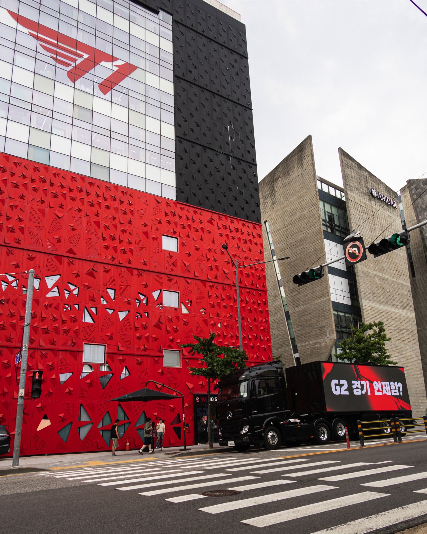 T1 본사 앞 도로에 정차해 G2 영상을 송출하는 LED 트럭